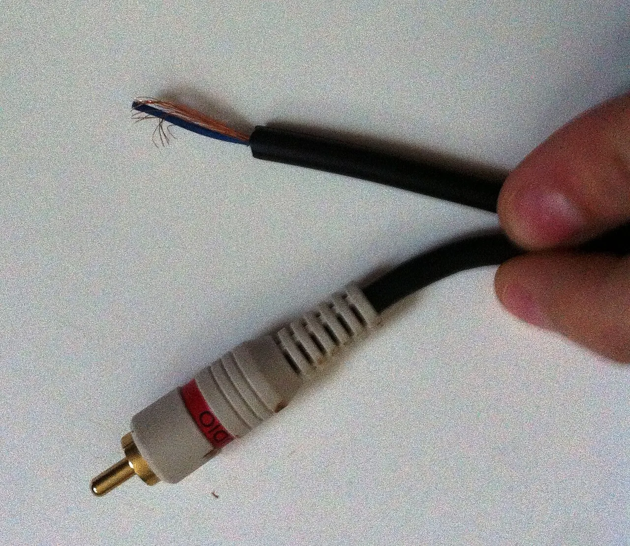 Poikkileikattu RCA-signaalikaapeli